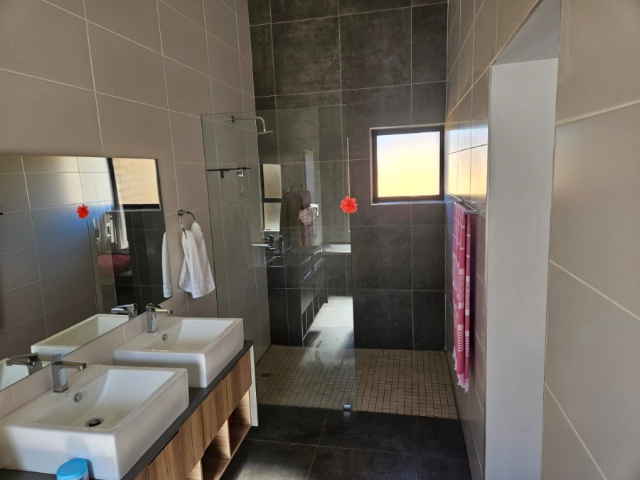 5 Bedroom Property for Sale in Wilkoppies North West